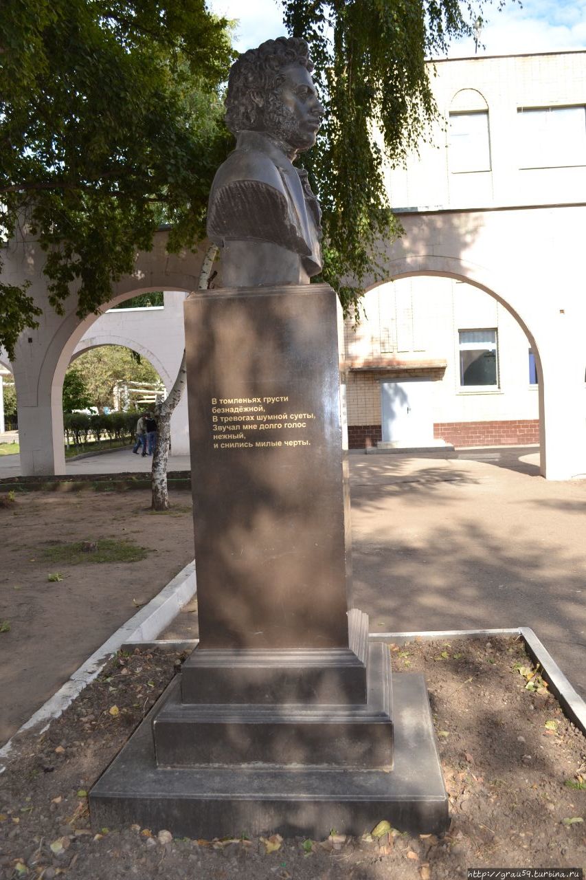 Энгельс пушкина. Аллея Пушкина Энгельс. Памятник Пушкину в Энгельсе старый. Памятник Пушкину в гимназии 8 город Энгельс