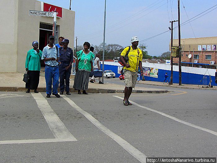 Народ переходит улицу. Манзини, Свазиленд