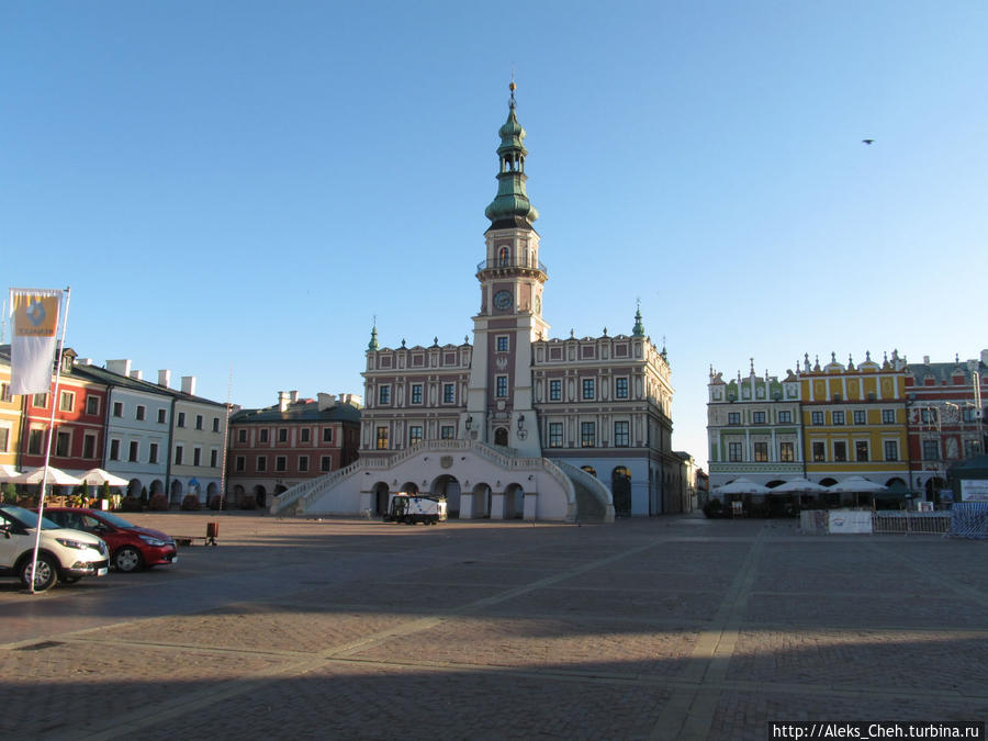 Ратуша, справа армянские каменницы