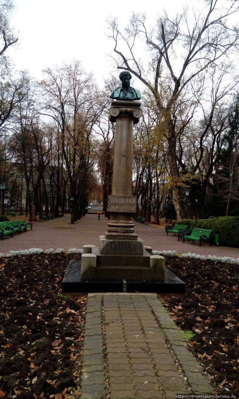 Памятник Пушкину на Аллее классиков Кишинёв, Молдова