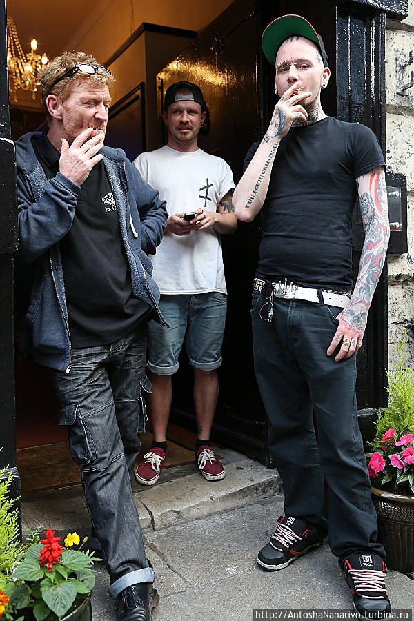 Мужики у кабака.