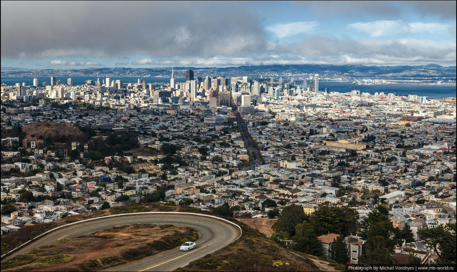 Фрагмент панорамы Сан-Франциско со смотровой площадки Christmas Tree Point расположенной на северном холме Твин Пикс

Твин Пикс (Twin Peaks) — это два холма близнеца, расположенные в самом центре полуострова Сан-Франциско на расстоянии 200 метров друг от друга и имеют собственные названия: cеверный называется — Eureka, а южный — Noe. Сан-Франциско, CША