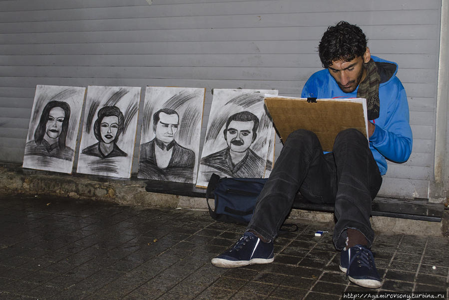 И закажите неповторимый в своей наивности портрет у уличного художника. Стамбул, Турция