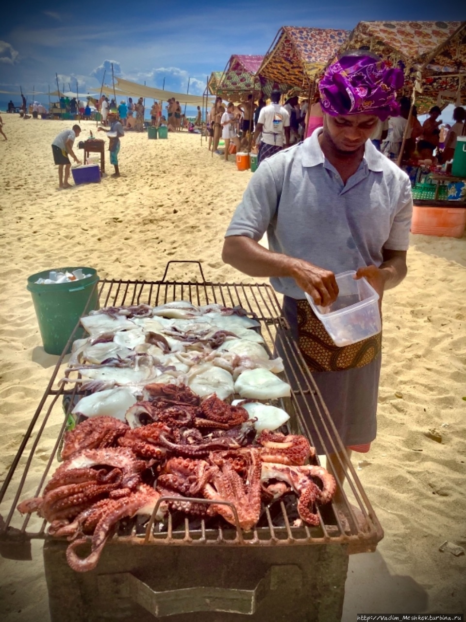 На острове Накупенда туристов кормят осьминогами, кальмарами, лангустами и другими морскими животными. Остров Занзибар, Танзания