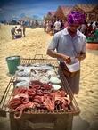 На острове Накупенда туристов кормят осьминогами, кальмарами, лангустами и другими морскими животными.