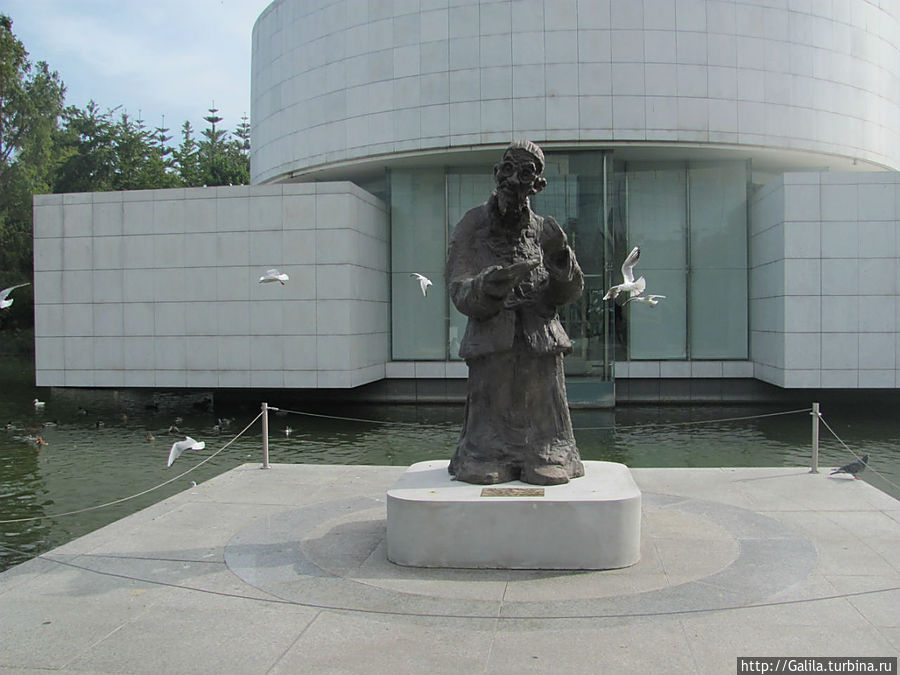 Нас встречает добрый еврей. За его спиной летают вечно голодные чайки.