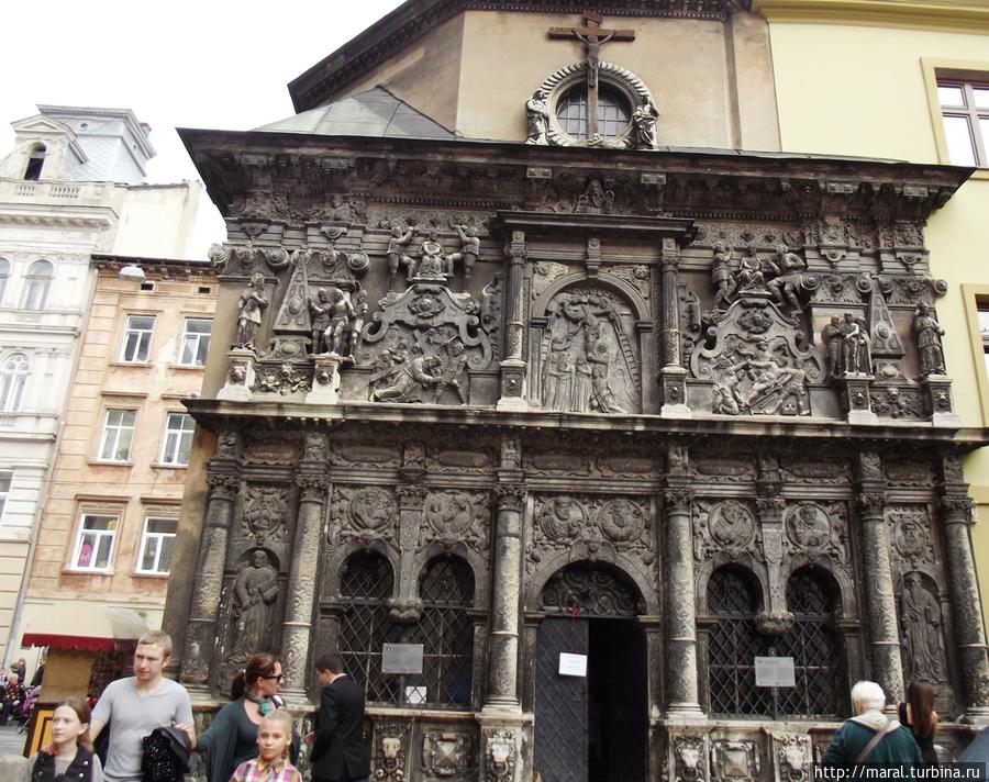 Часовня Боимов (1606-1615 гг.)_Западный фасад с каменным декором Львов, Украина