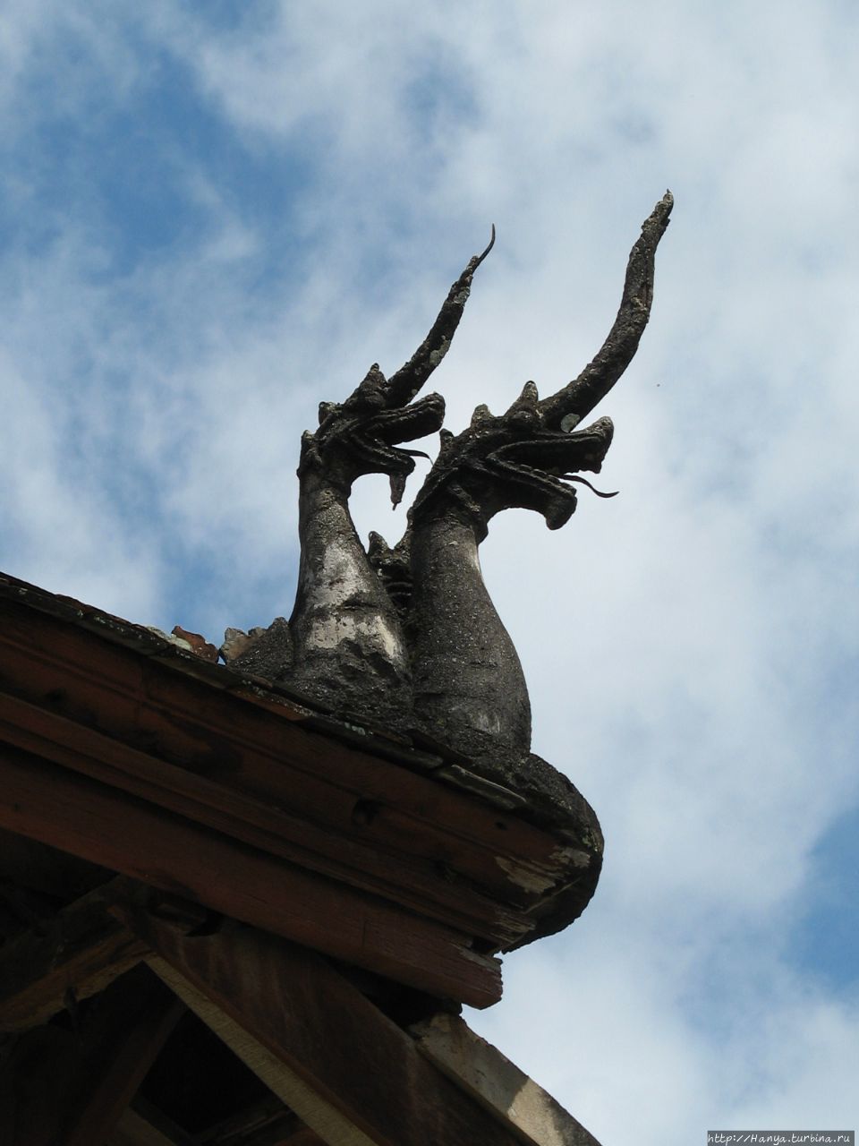 Змеи-наги на крыше храма Хо Пхабанг