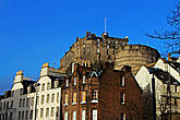 над Grassmarket нависает крепость Edinburgh Castel