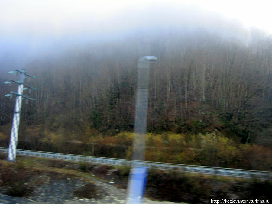Туман спустился с гор прямо к железнодорожной насыпи. Адлер, Россия