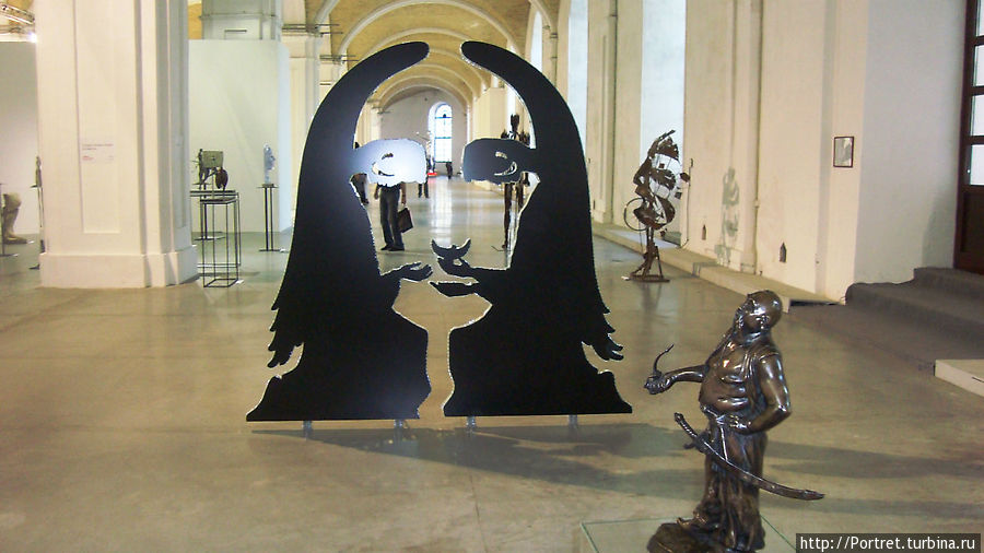 Киев:  Большой скульптурный салон. Киев, Украина