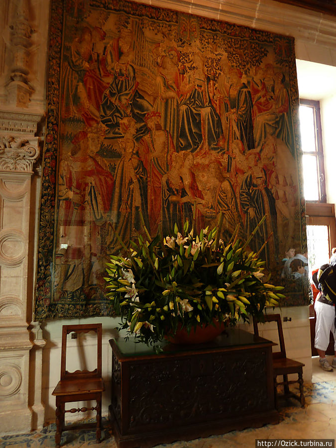 в Гвардейском зале на фламандских гобеленах изображены сцены жизни замка и охота Шенонсо, Франция