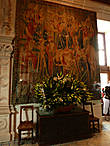 в Гвардейском зале на фламандских гобеленах изображены сцены жизни замка и охота