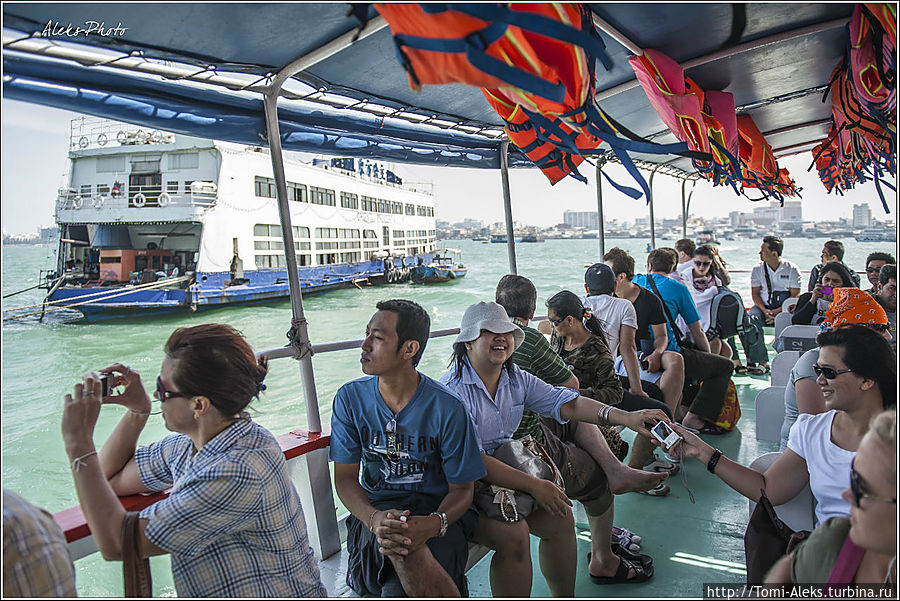 Народ удобно расположился на кораблике и обозревает акваторию залива...
* Паттайя, Таиланд