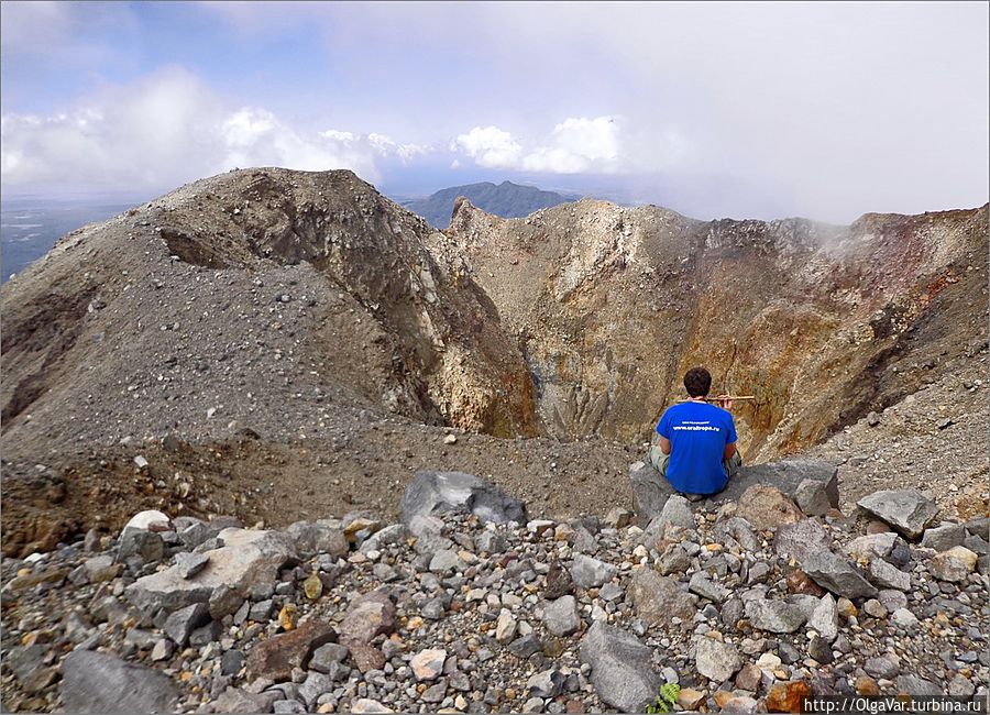 В какой-то момент мы учуяли запах серо-водорода, будто наш вулкан чихнул...Наверное, нам пора на выход...