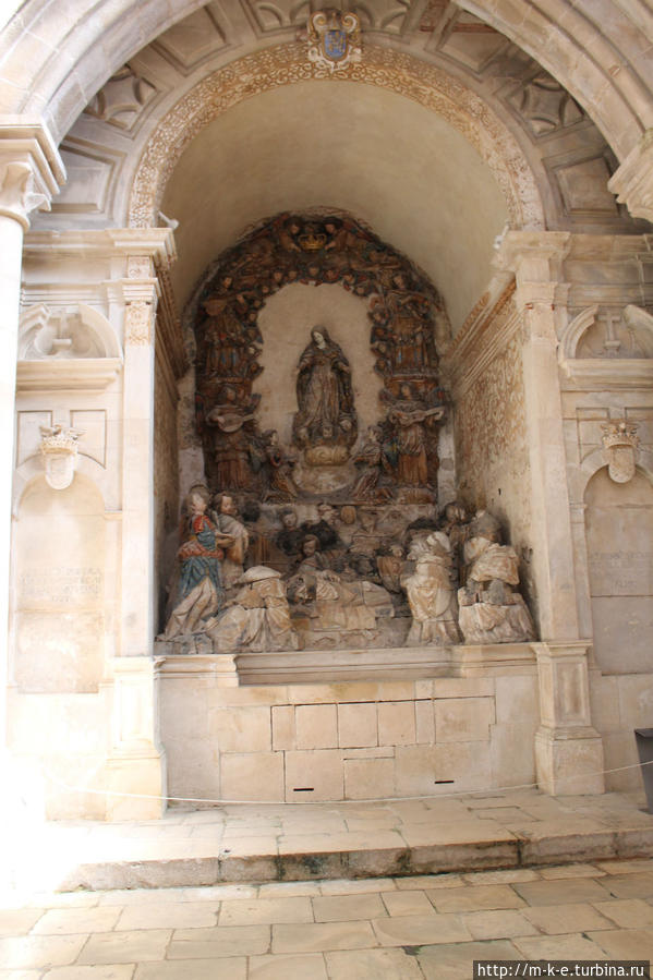 Монастырь Санта-Мария деАлкобаса. Он хотел быть рядом с ней Алкобаса, Португалия
