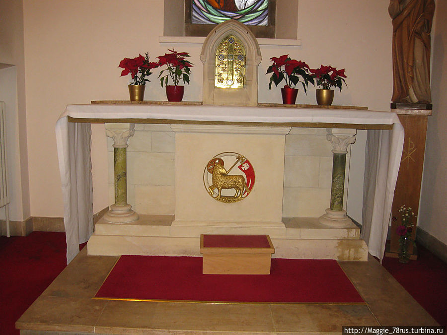 Боковая часовня предназначена для более уединенной молитвы. Позади скинии — окно с витражом, подаренное Собору Джозефом Наттгенсом в 1998 году. На витраже изображена Последняя Вечеря, распятие и воскресение. Кроме того, в этой часовне находится гробница Лео Паркера, епископа Нортгемптона с 1941-1967 года. Нортхемптон, Великобритания