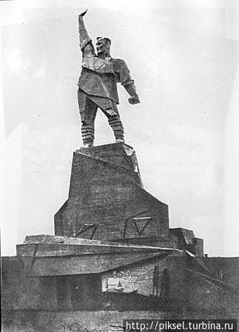 Фото из интернета. Монумент Артему в Артемовске (Бахмуте), не сохранился. Киев, Украина
