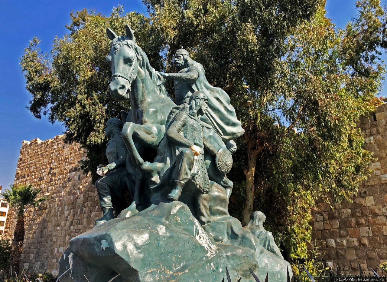 Конная статуя Саладина - победителя крестоносцев в Дамаске