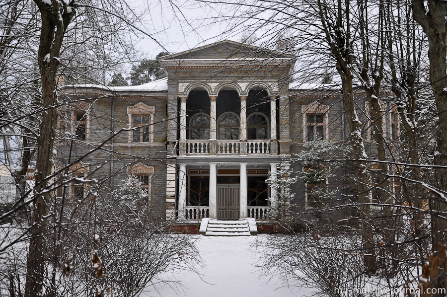 Очень красивая старинная усадьба. Жаль, выглядит совершенно нежилой.

Как мне показалось, многие дома здесь пустуют. Видимо, хозяева приезжают в них на лето либо вовсе сдают туристам в аренду. Рига, Латвия