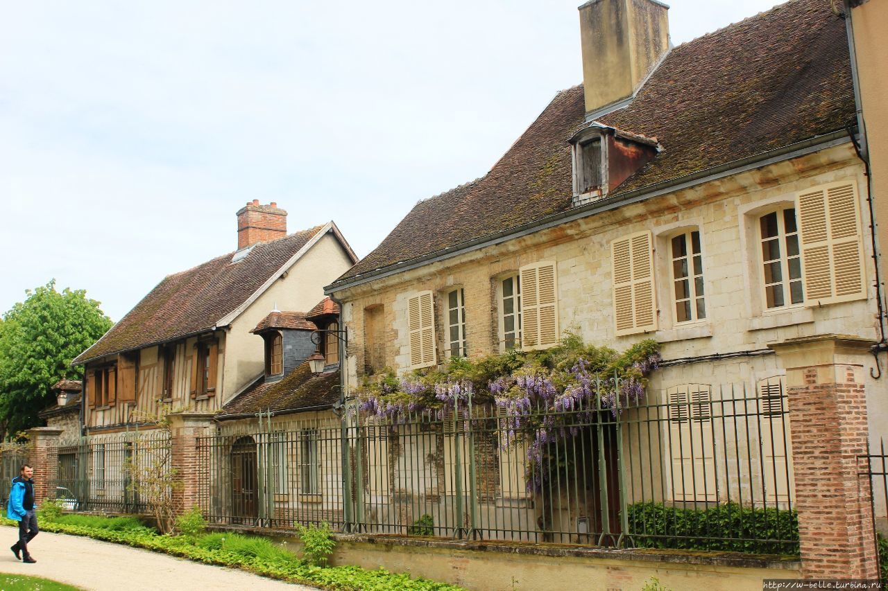 Дворик музея обрамляет такая вот живописная улочка, с симпатичными домиками и цветущей глицинией. Труа, Франция