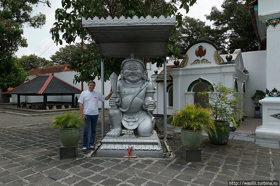 Добрый бог. Дворец султана. Джокьякарта. Ява, Индонезия