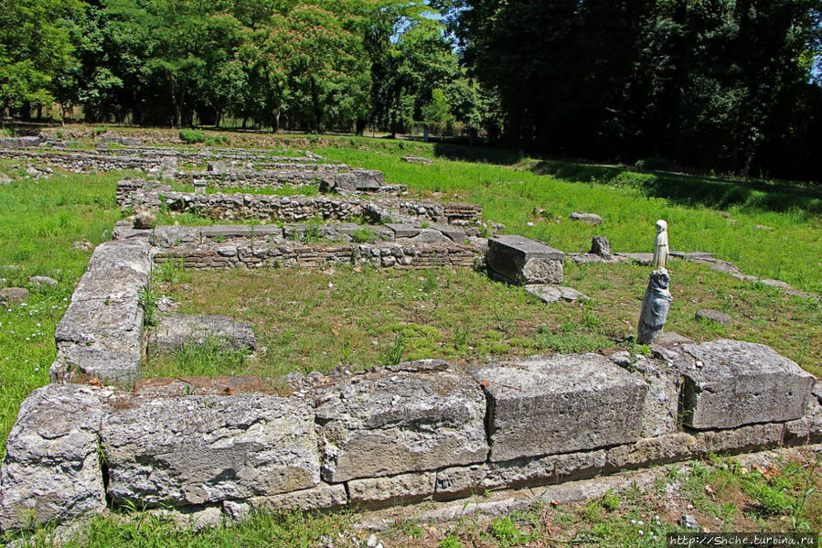 Пройдя метров 100 от входа обнаруживаем фундаменты первого святилища Дион, Греция