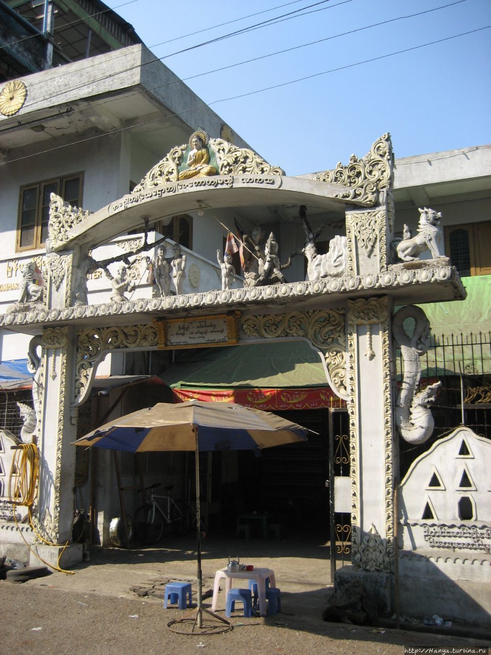 Ворота в Монастырь в Янгуне Янгон, Мьянма