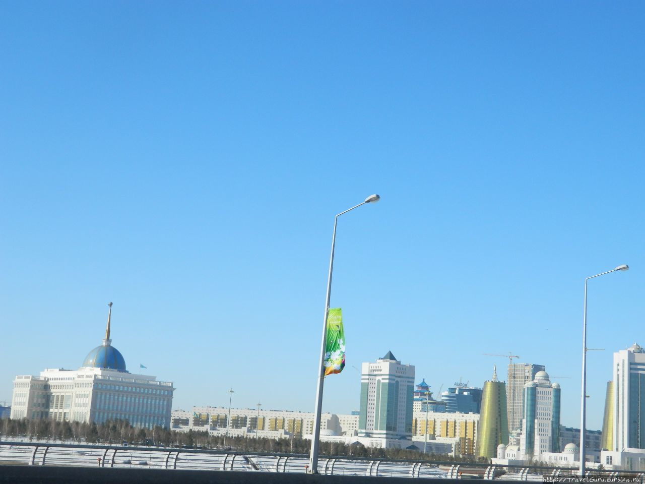 Ак-Орда на фото слева, здание с синим куполом