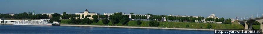 Панорама Волжской набережной города Ярославля с левого берега реки Волга. Ярославль, Россия