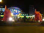 Заканчивается наша вечерняя прогулка по Казани встречей с розовыми слониками. Мило.