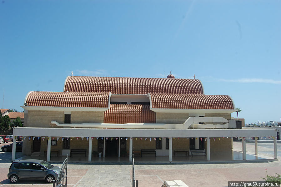 В новом храме Богородицы Айя-Напы Айя-Напа, Кипр