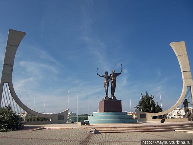 Город Киренея. Сразу на входе  в город нас встречает  симпатичный  памятник. Кирения, Турецкая Республика Северного Кипра