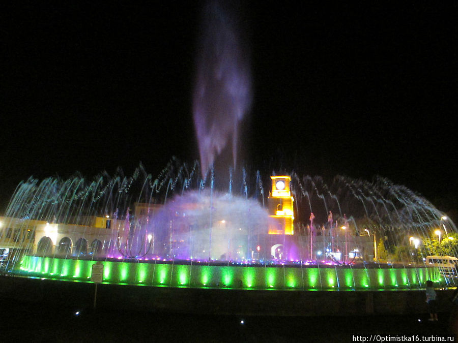 Красивая площадь и вечернее музыкальное шоу фонтанов на ней