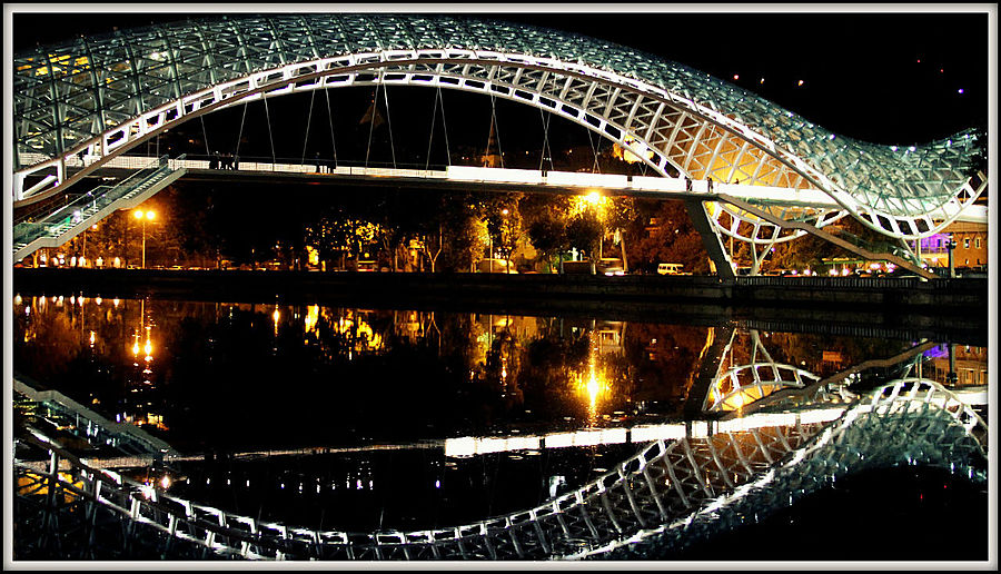 Мост Мира и огни вечернего Тбилиси Тбилиси, Грузия