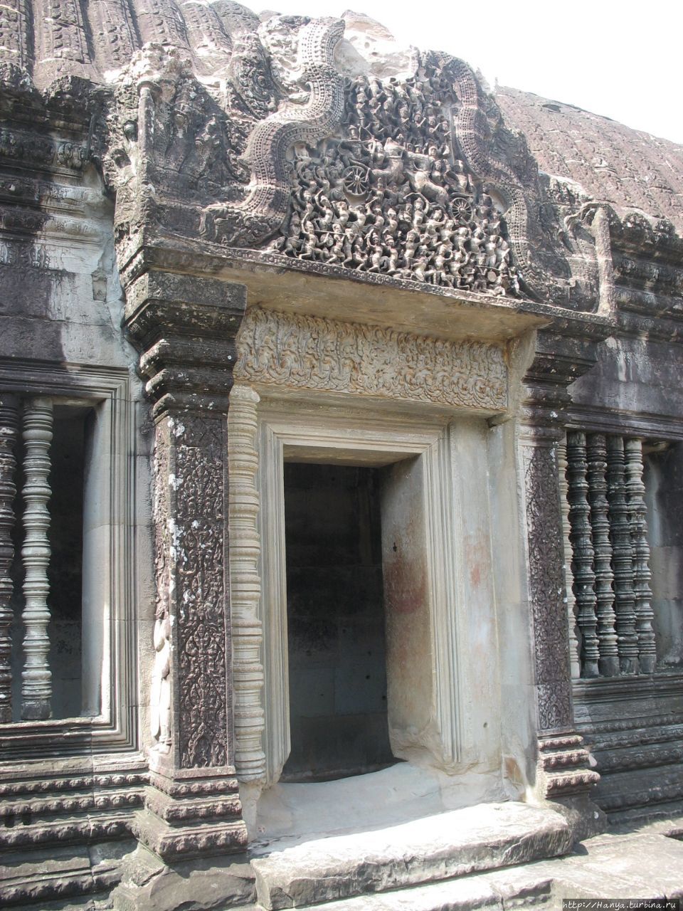 Вход в галерею второго уровня Ангкор Вата