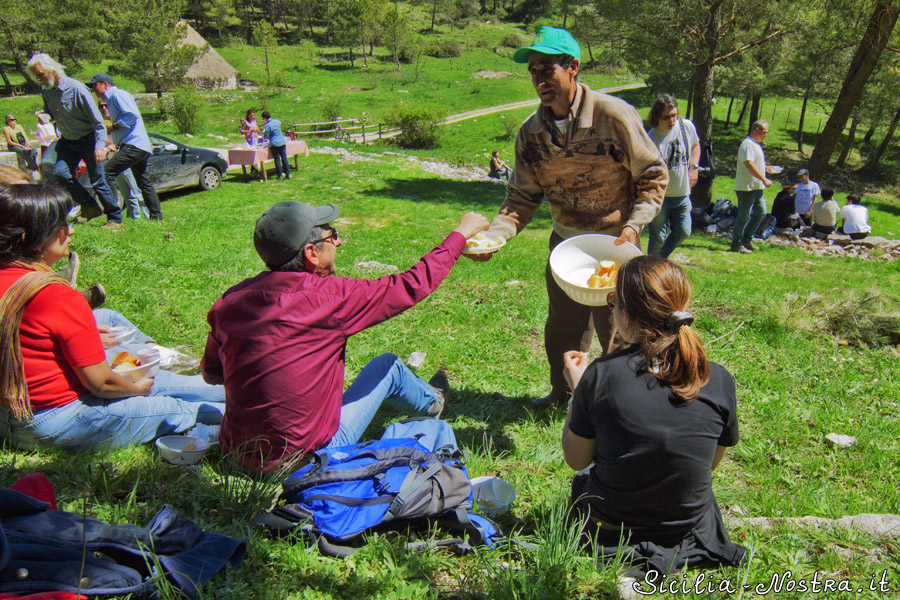 Наконец-то добираемся до зоны отдыха: пикник! Организаторы раздают свежую рикотту, жареный хлеб, апельсины, выдержанный овечий сыр и вино. Сицилия, Италия