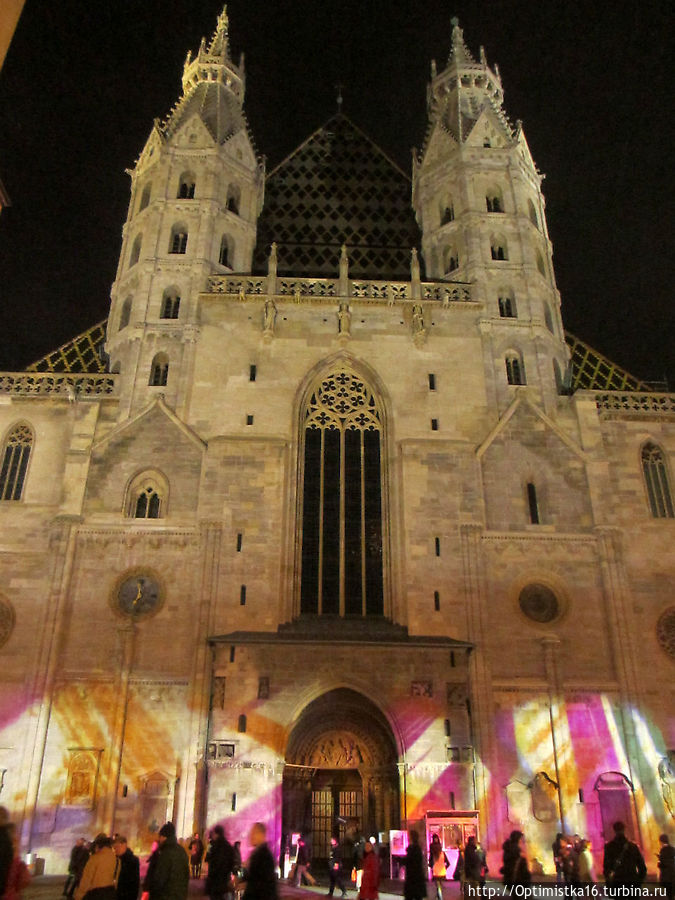 Собор Святого Стефана в вечернем освещении и гербы на крыше Вена, Австрия