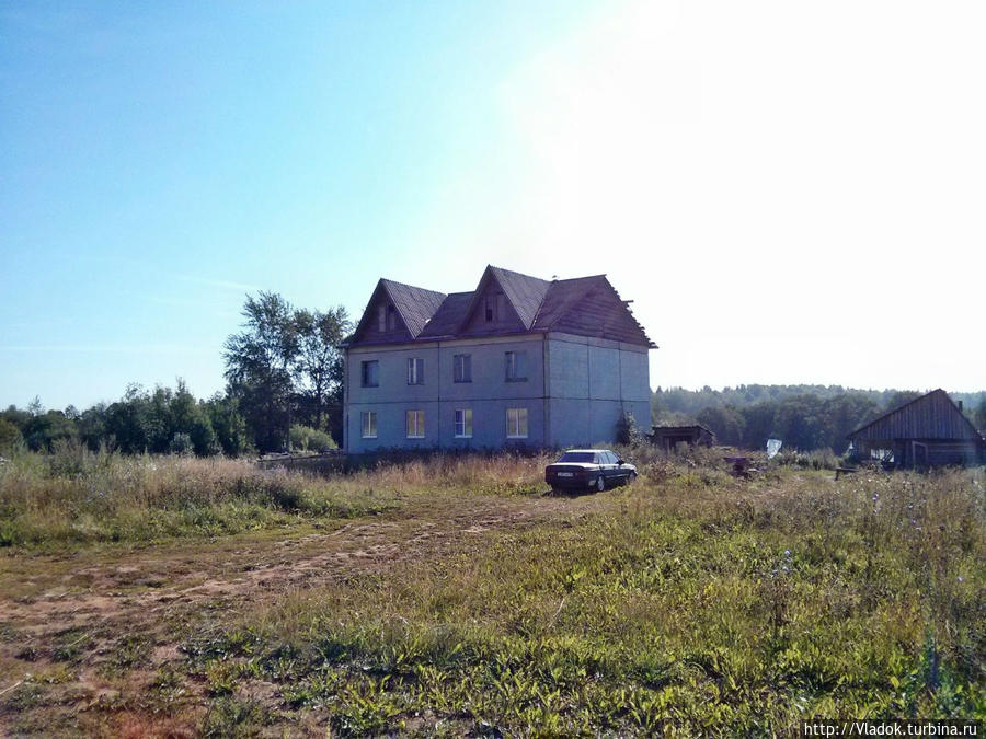 Двухэтажное строение на окраине деревни Деньгины. Кировская область, Россия