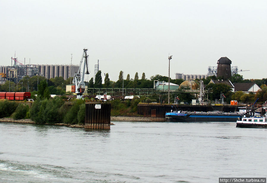 Огромный речной порт-терминал Am Godorfer Hafen Годорф, Германия