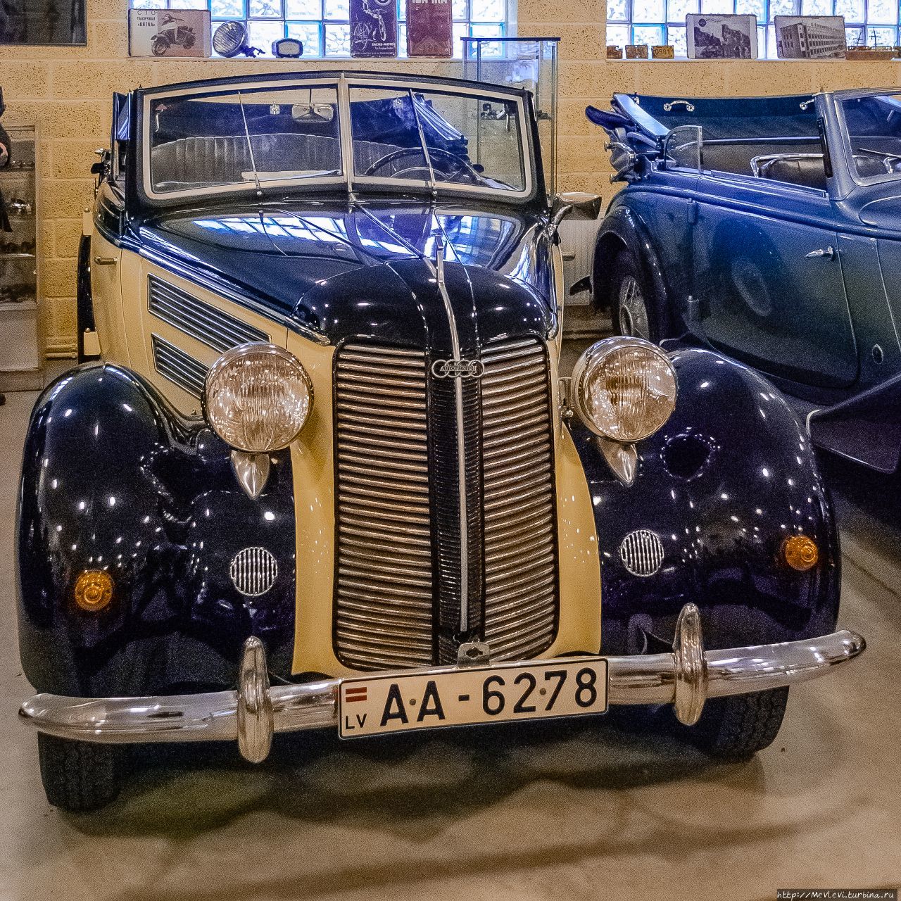 Rīgā, Classic Car Museum / Retro auto muzejs. Зал Рига, Латвия