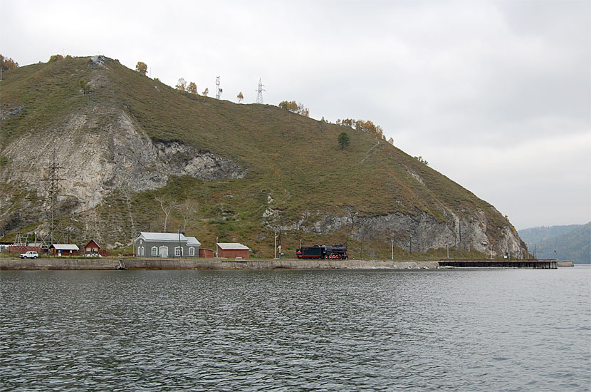 Вид на Порт Байкал с парома. Здесь раньше проходил Транссиб озеро Байкал, Россия