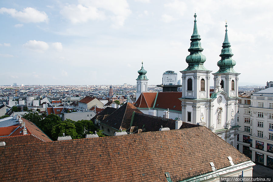 Церковь Мариахильф и вид на Вену с крыши торгового центра Вена, Австрия