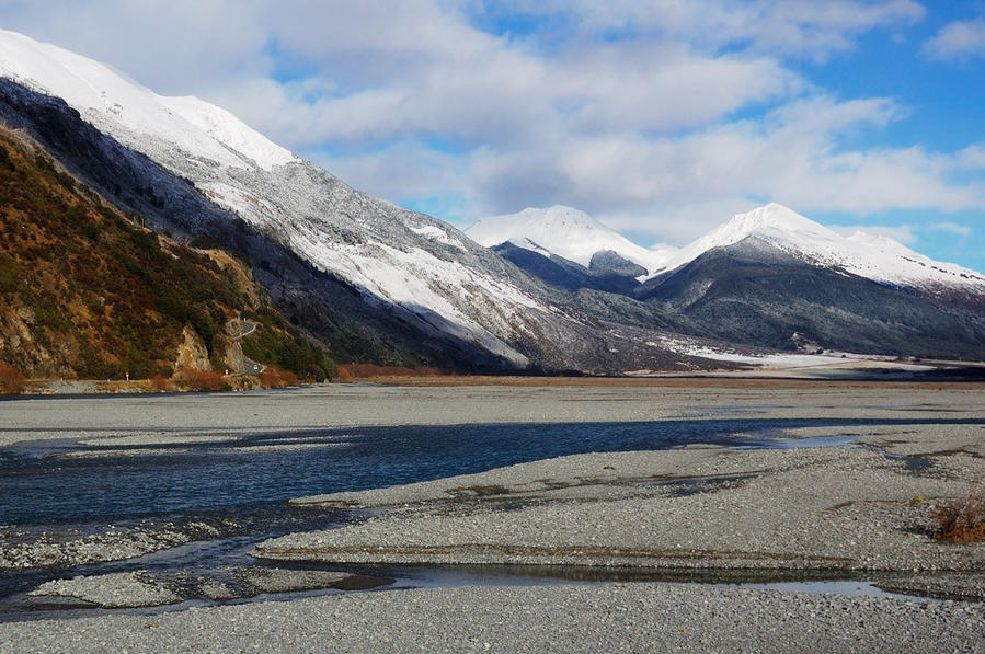 В Южных Альпах все речки такие — тоненький ручеек посреди широченного русла Греймаус, Новая Зеландия