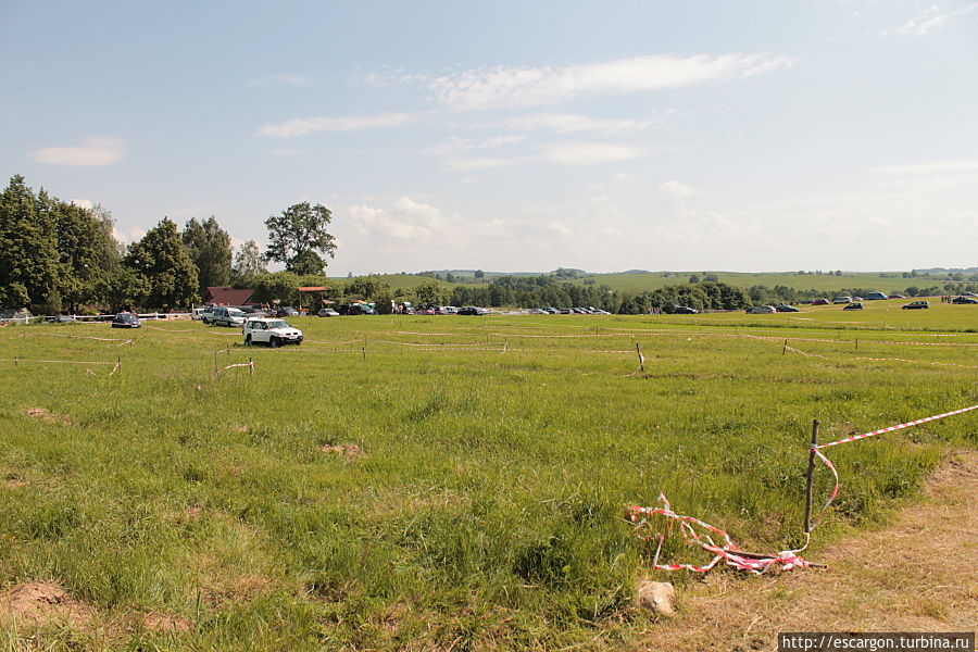 Ситуация осложнялась тем, что, видимо, то ли люди гуляли поменьше, чем мы, то ли вставать они привыкли пораньше — но все уже разошлись разъехались, сводя нашу возможность быстро уехать стопом практически к нулю...