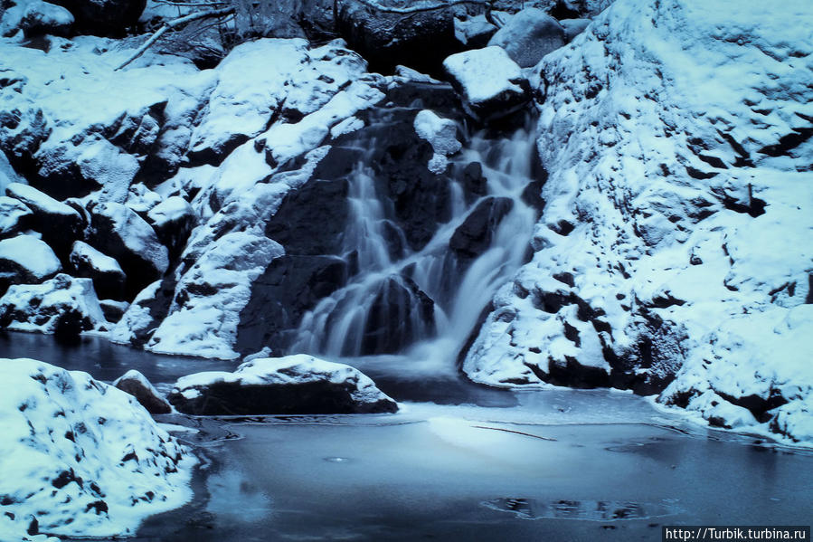 Ну и впихну сюда же пару фото с Гирваса. Это водоспуск Пальеозёрской ГЭС (он же Гирвасский водопад) Кивач Заповедник, Россия