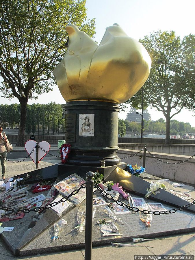 Диану помнят и любят во всем мире. В Париже, недалеко от места ее трагической гибели, установили памятник, рядом с которым всегда много народа. Нортхемптон, Великобритания