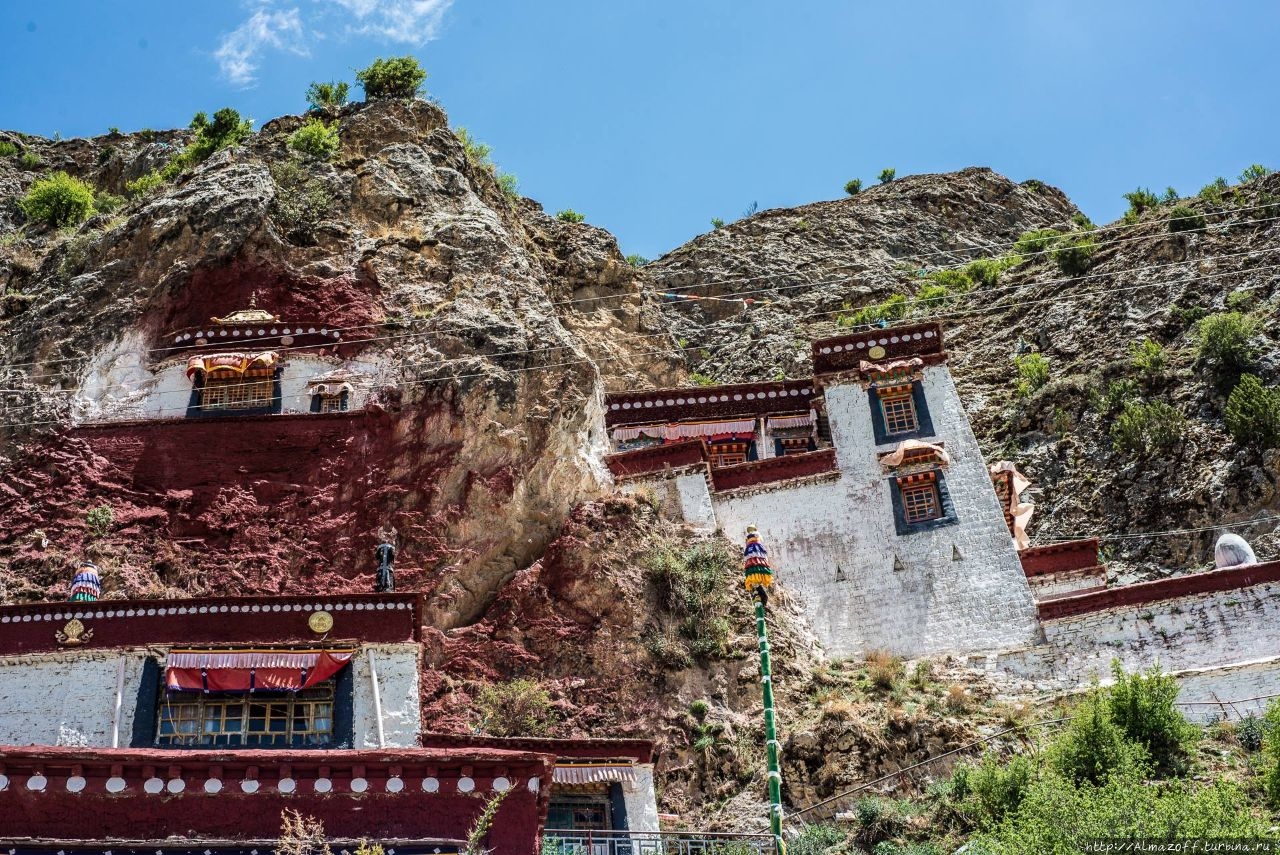 Пещеры для медитации Драк Йерпа недалеко от Лхасы Пещеры Драк Йерпа, Китай
