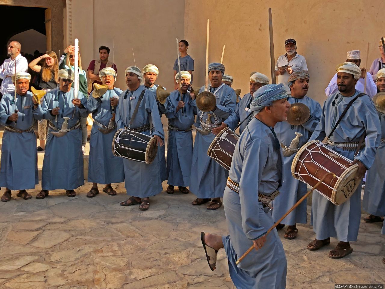Оман. Мужской танец с саблями Низва, Оман