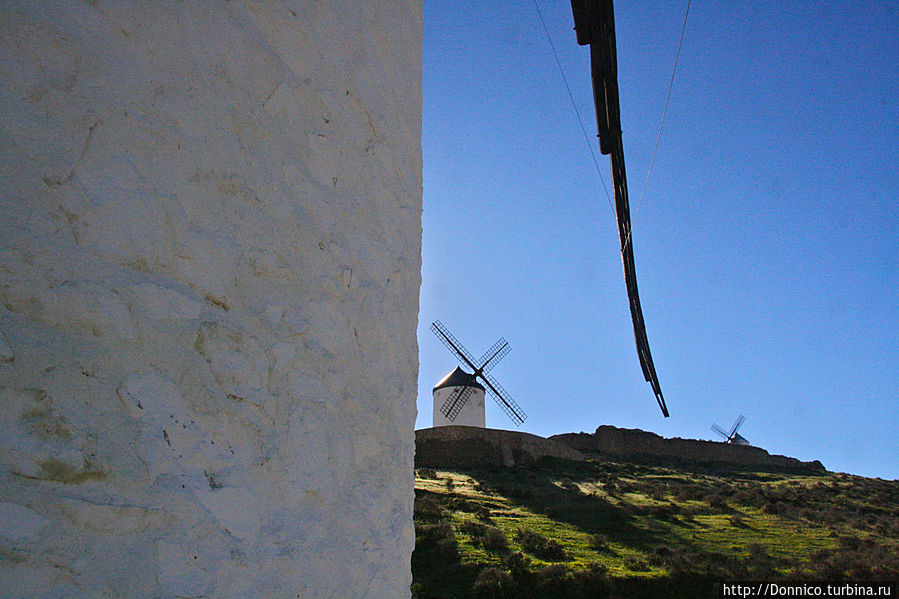 Белые ветряные мельницы Ла Манчи и современные Донкихоты Консуэгра, Испания